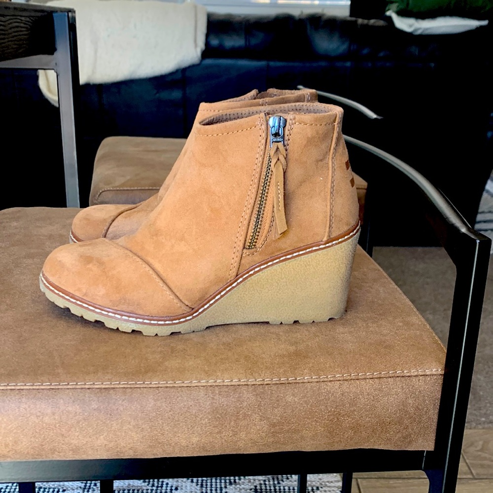 Toms Women’s sueded Wedge Bootie